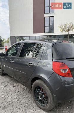 Хэтчбек Renault Clio 2006 в 