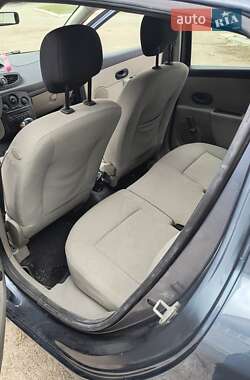 Хэтчбек Renault Clio 2006 в 