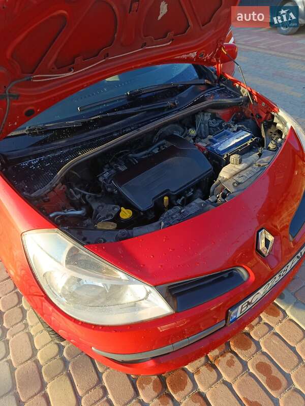 Хэтчбек Renault Clio 2006 в Буске