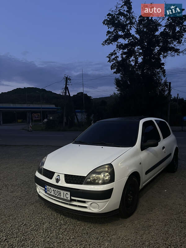 Хетчбек Renault Clio 2003 в 