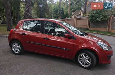 Хэтчбек Renault Clio 2006 в 
