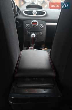 Хэтчбек Renault Clio 2006 в 