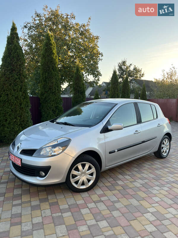 Хэтчбек Renault Clio 2006 в Хороле