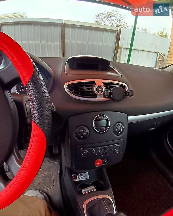 Хэтчбек Renault Clio 2006 в Никополе фото Хэтчбек Renault Clio 2006 в Никополе