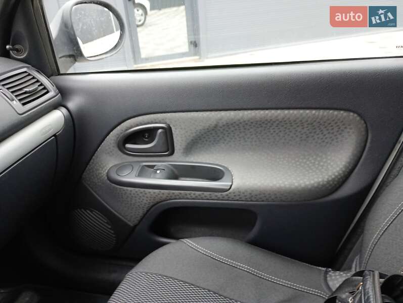 Хетчбек Renault Clio 2011 в Полтаві фото 46 Хетчбек Renault Clio 2011 в Полтаві
