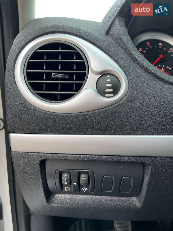 Хетчбек Renault Clio 2006 в Хоролі