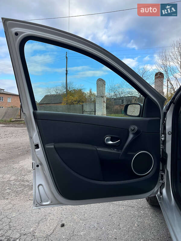 Хетчбек Renault Clio 2006 в Хоролі