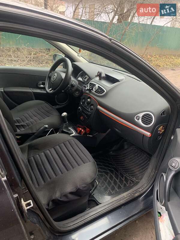 Хэтчбек Renault Clio 2006 в Хмельнике