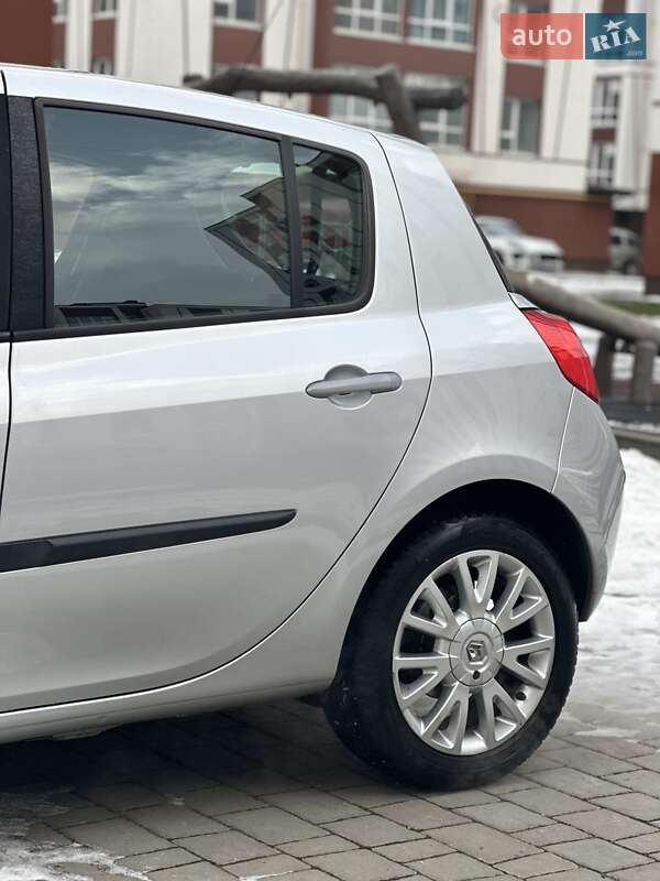 Хэтчбек Renault Clio 2006 в Коломые