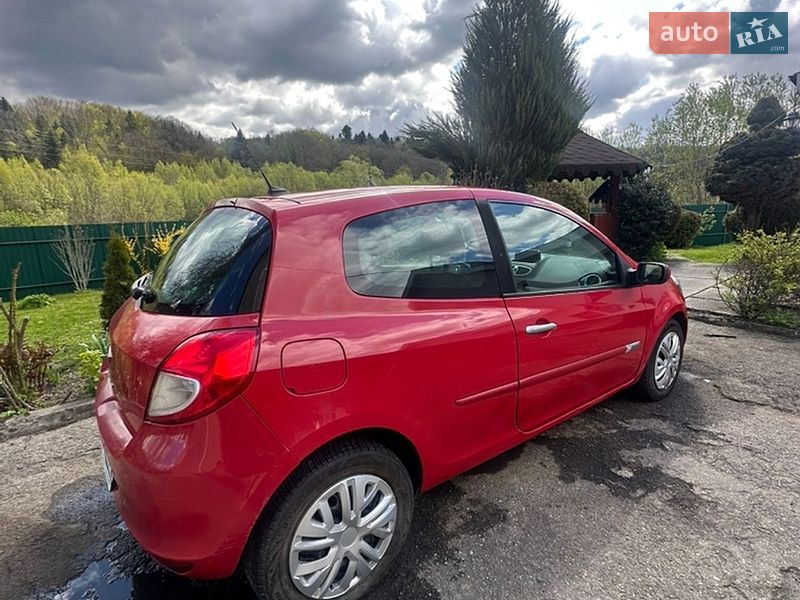 Седан Renault Clio 2010 в Стрые