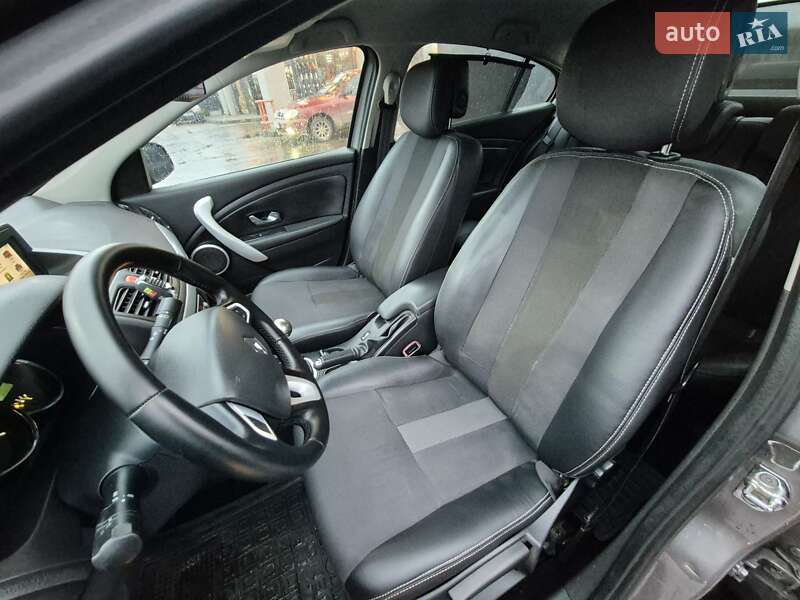 Седан Renault Fluence 2011 в Староконстантинове