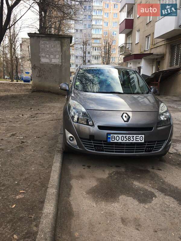 Минивэн Renault Grand Scenic 2011 в 