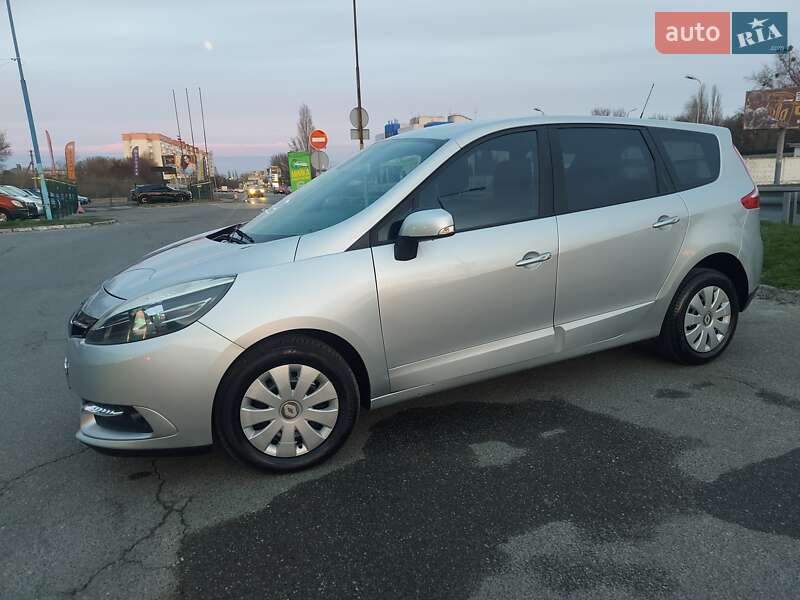 Минивэн Renault Grand Scenic 2015 в 