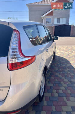 Минивэн Renault Grand Scenic 2011 в 