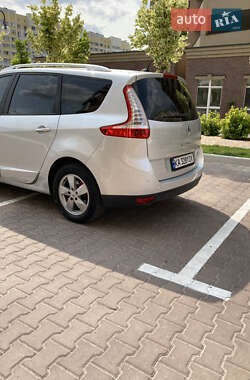 Минивэн Renault Grand Scenic 2012 в 