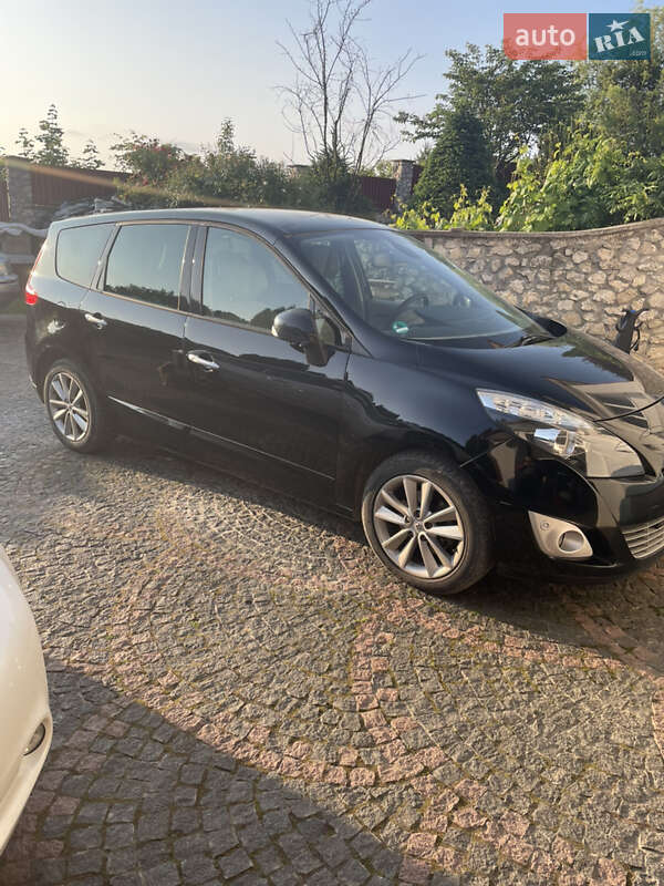 Минивэн Renault Grand Scenic 2011 в 
