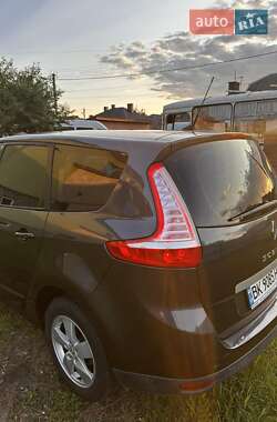 Минивэн Renault Grand Scenic 2011 в 