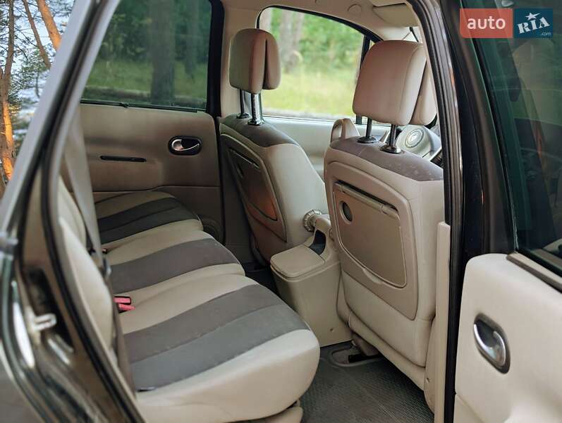 Минивэн Renault Grand Scenic 2005 в Русской Поляне