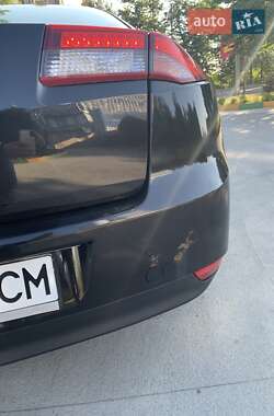 Лифтбек Renault Laguna 2011 в 