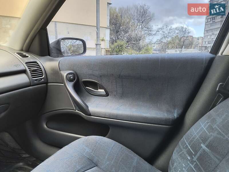 Лифтбек Renault Laguna 2001 в Киеве