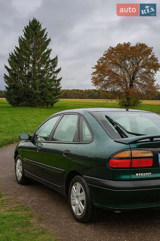 Ліфтбек Renault Laguna 1998 в 