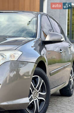 Лифтбек Renault Laguna 2010 в 