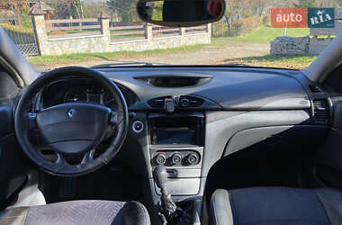 Ліфтбек Renault Laguna 2001 в  фото 26 Ліфтбек Renault Laguna 2001 в