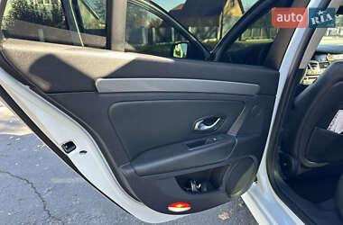 Універсал Renault Laguna 2011 в  фото 42 Універсал Renault Laguna 2011 в
