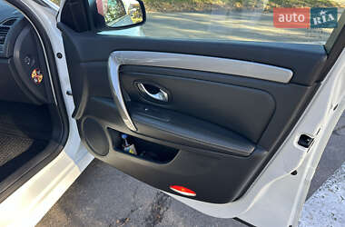 Універсал Renault Laguna 2011 в  фото 54 Універсал Renault Laguna 2011 в