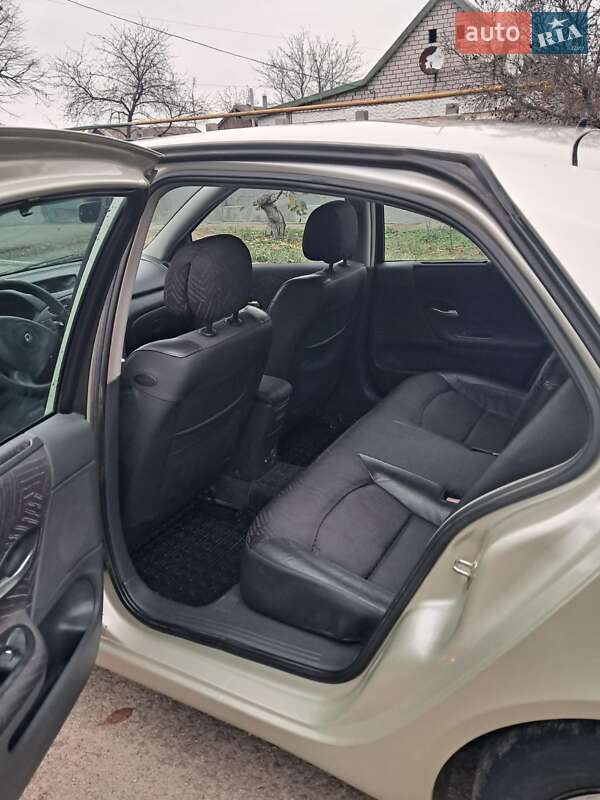 Лифтбек Renault Laguna 2001 в Великой Александровке