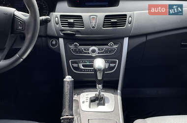 Седан Renault Latitude 2011 в 