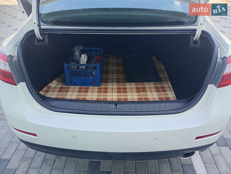 Седан Renault Latitude 2011 в Хусте