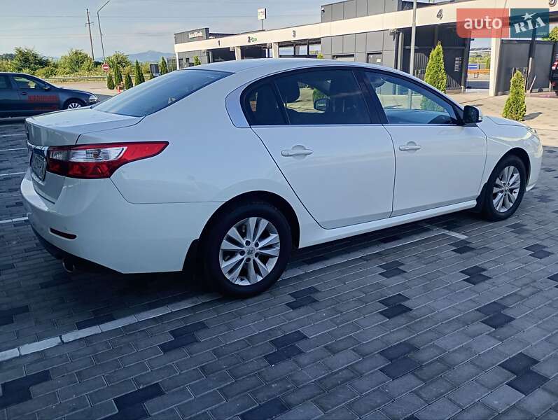 Седан Renault Latitude 2011 в Хусте