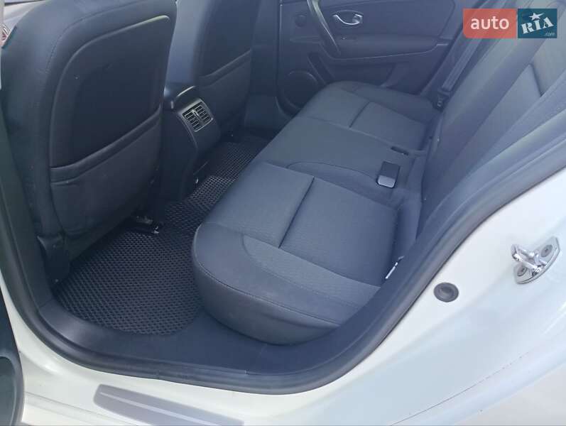 Седан Renault Latitude 2011 в Хусте