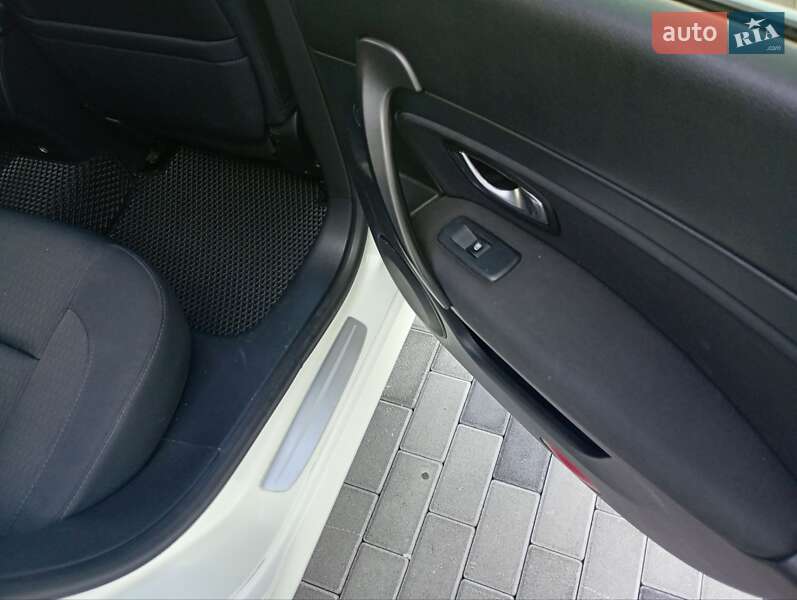 Седан Renault Latitude 2011 в Хусте