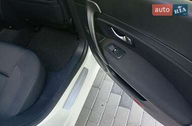 Седан Renault Latitude 2011 в 