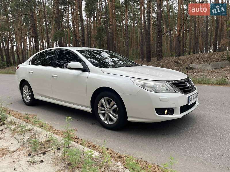 Седан Renault Latitude 2011 в 