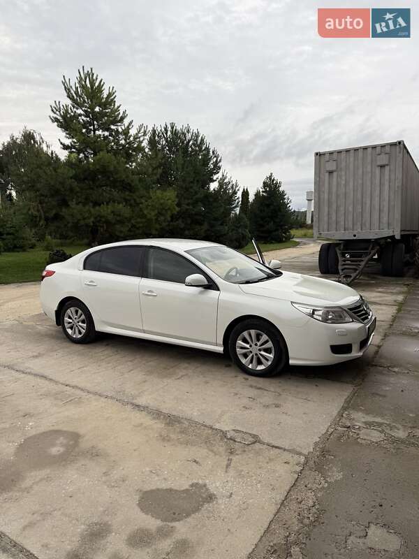 Седан Renault Latitude 2011 в 