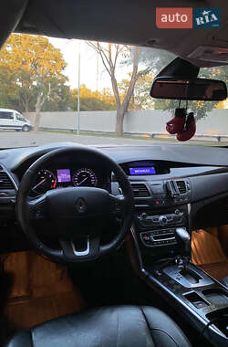 Седан Renault Latitude 2012 в 