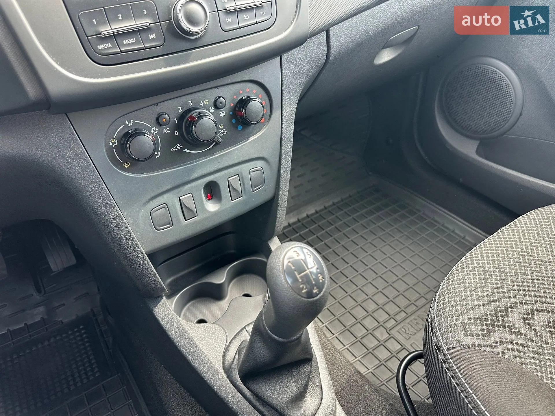 2015 Renault Logan - мініатюра 19