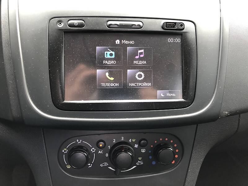 Седан Renault Logan 2015 в Львові