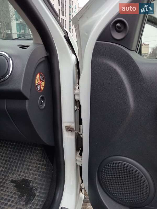 Седан Renault Logan 2013 в Львові фото 27 Седан Renault Logan 2013 в Львові