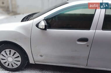 Седан Renault Logan 2013 в 