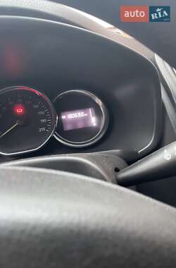 Седан Renault Logan 2013 в 