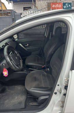 Седан Renault Logan 2014 в 
