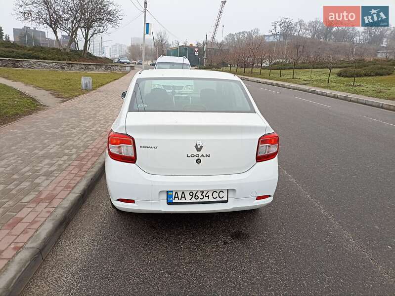 Седан Renault Logan 2015 в 