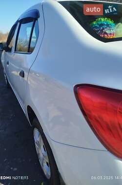 Седан Renault Logan 2015 в 