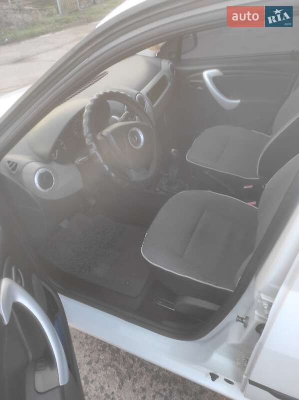 Седан Renault Logan 2012 в Прилуках