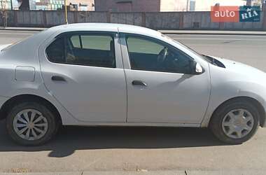 Седан Renault Logan 2015 в 