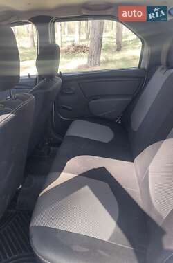 Седан Renault Logan 2011 в 